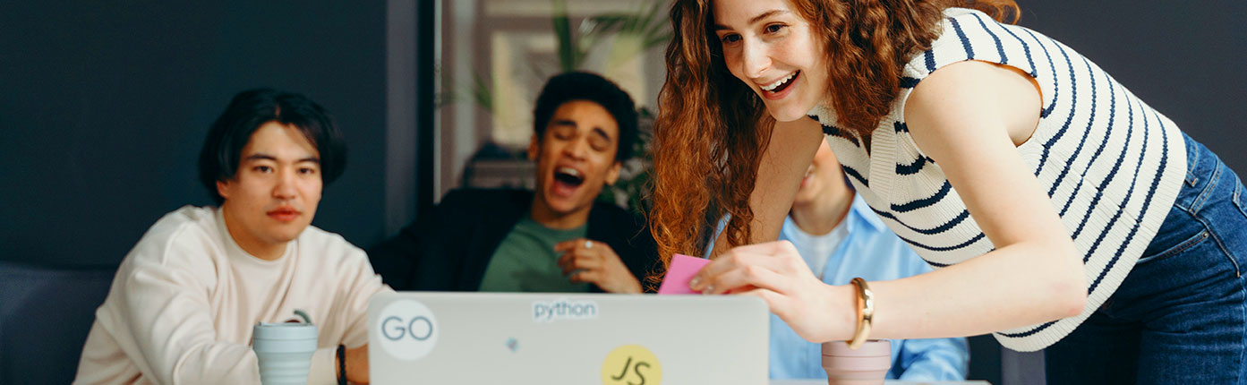 gasten dansen uitbundig op de dansvloer tijdens een bruiloftsfeest met een DJ op de achtergrond in een houten schuur